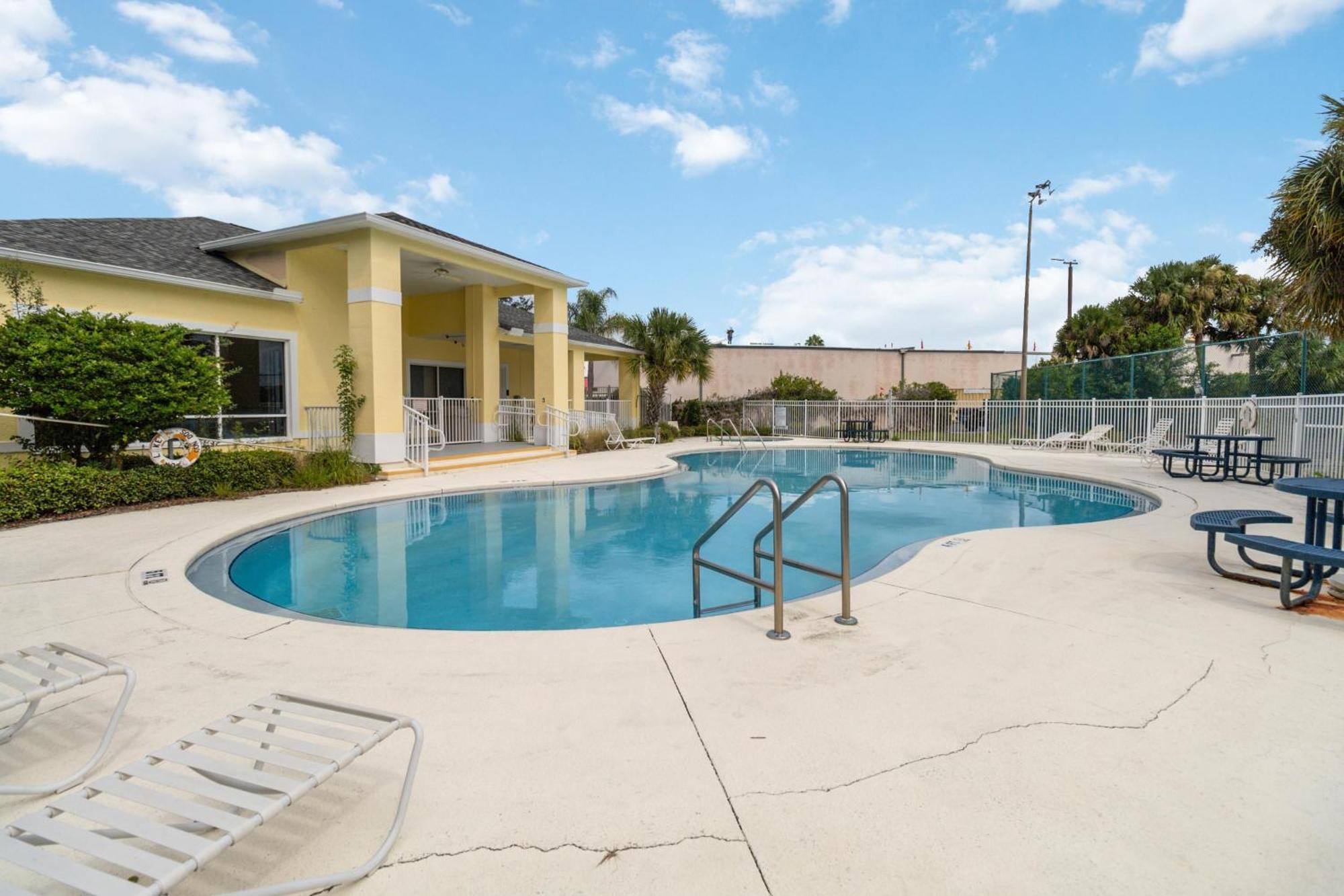 Huge Screened Patio That Overlooks Lake Buck, Near Famous Attractions!!